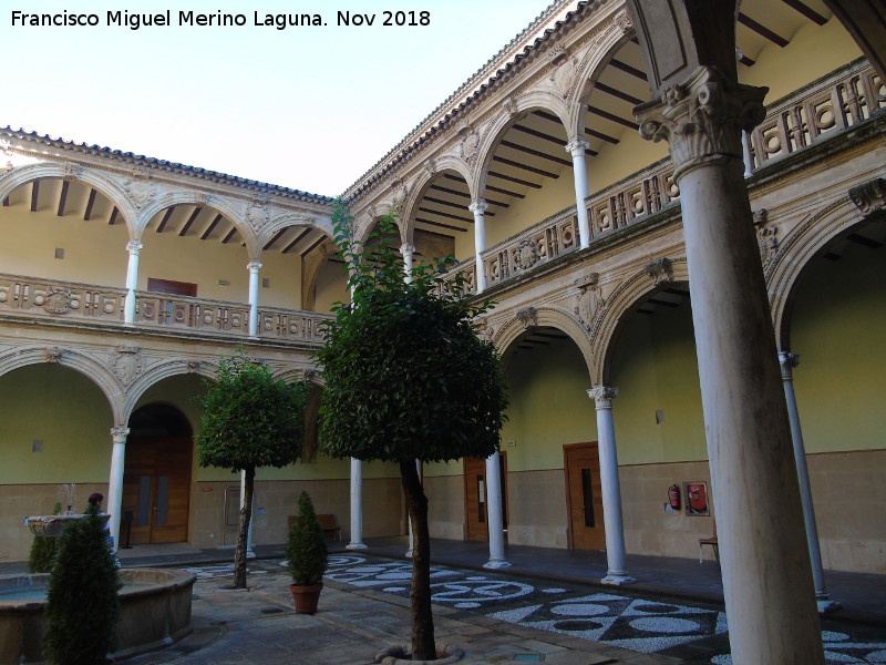 Palacio de Jabalquinto - Palacio de Jabalquinto. Patio