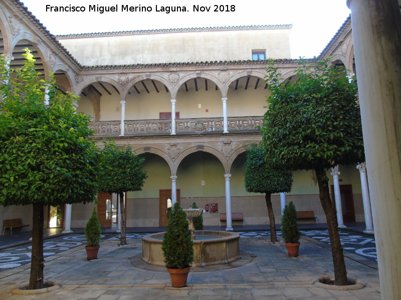 Palacio de Jabalquinto - Palacio de Jabalquinto. Patio