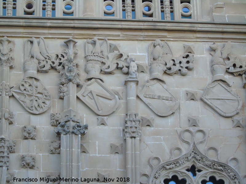 Palacio de Jabalquinto - Palacio de Jabalquinto. Escudos derechos de Valencia, Bracamonte, Acua y Mendoza