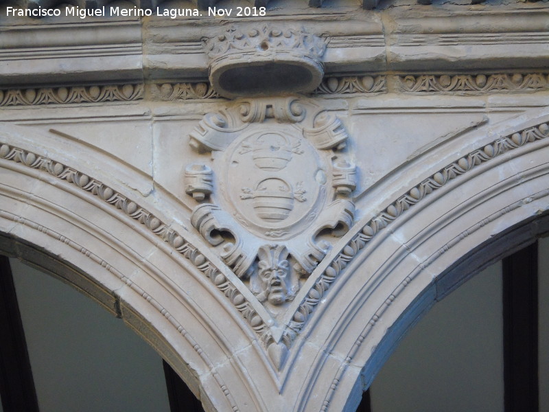 Palacio de Jabalquinto - Palacio de Jabalquinto. Escudo de la galera alta