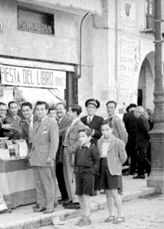 Edificio de la Calle Bernab Soriano n 24 - Edificio de la Calle Bernab Soriano n 24. Foto antigua. Se aprecia parte de los soportales