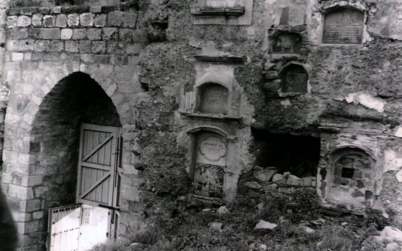 Castillo de Baos de la Encina - Castillo de Baos de la Encina. Foto de 1950 cuando era cementerio