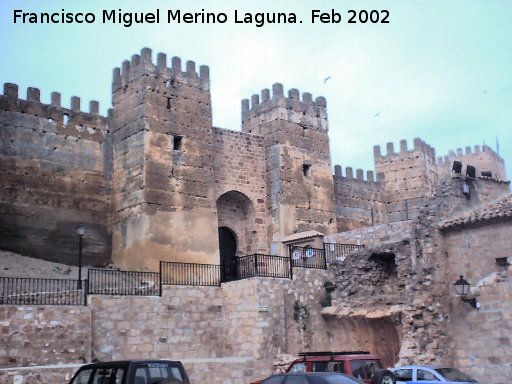 Castillo de Baos de la Encina - Castillo de Baos de la Encina. Torres defendiendo la puerta de entrada