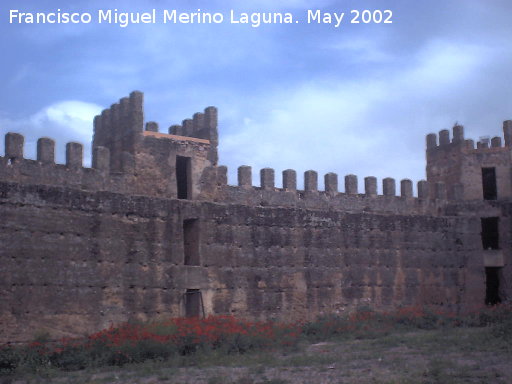 Castillo de Baos de la Encina - Castillo de Baos de la Encina. Muralla y torres desde el patio de armas