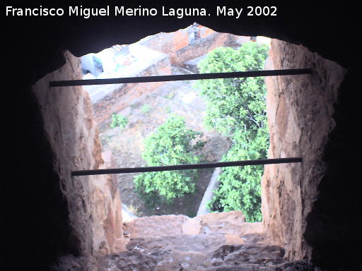 Castillo de Baos de la Encina - Castillo de Baos de la Encina. Acceso a un matacn