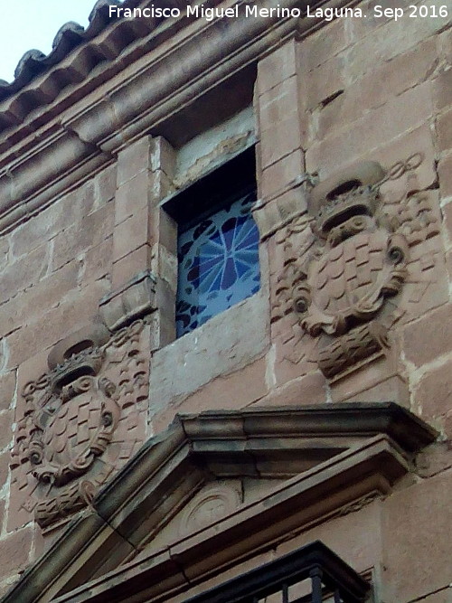 Iglesia de San Mateo - Iglesia de San Mateo. Escudos y vidriera