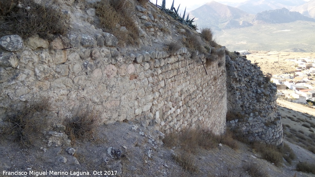 Castillo Viejo de Bedmar - Castillo Viejo de Bedmar. Muralla y torren circular