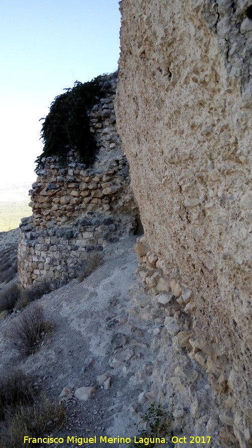 Castillo Viejo de Bedmar - Castillo Viejo de Bedmar. Torren circular y muralla de tapial