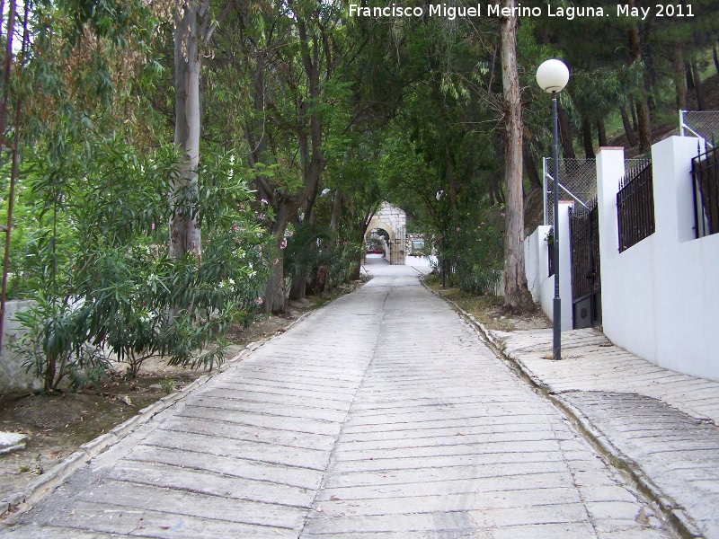 Santuario de Ntra Sra de Cuadros - Santuario de Ntra Sra de Cuadros. Paseo que da a la entrada con acequias de agua a los lados