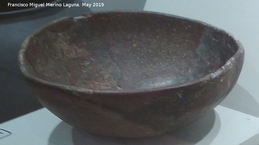 Cstulo. Templo de La Muela - Cstulo. Templo de La Muela. Olla con peana, cermica a mano, siglos VI-V a.C. Museo Arqueolgico de Linares