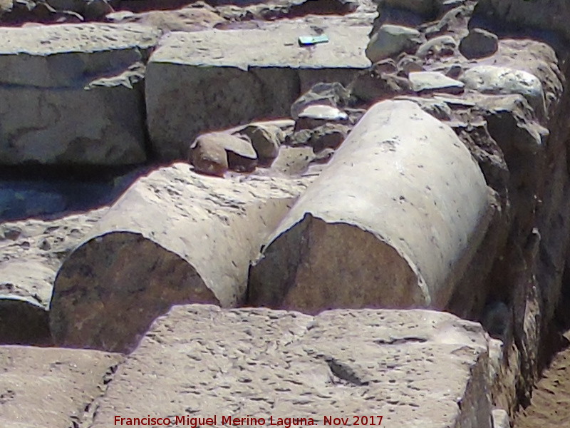 Cstulo. Gran Templo - Cstulo. Gran Templo. Columnas reutilizadas en un muro