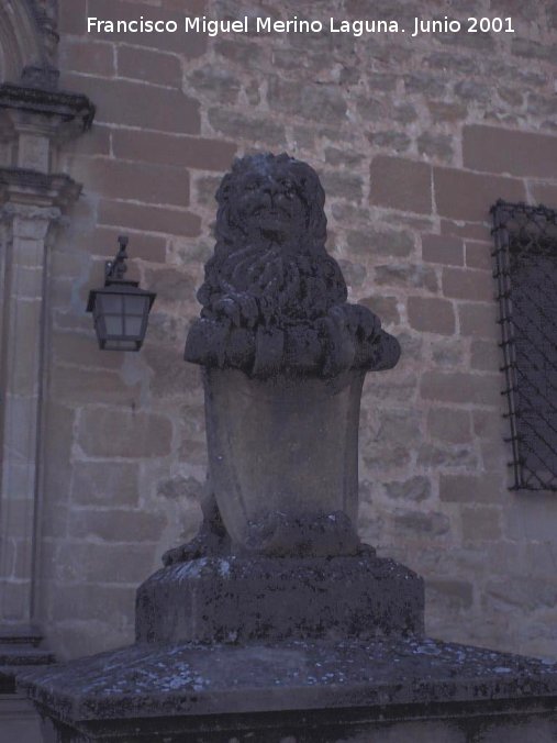 Castillo de Canena - Castillo de Canena. Len del puente levadizo