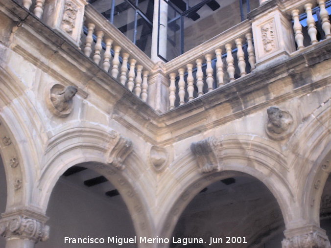 Castillo de Canena - Castillo de Canena. Columnas del segundo cuerpo parten de pilastras que estn entre balaustradas