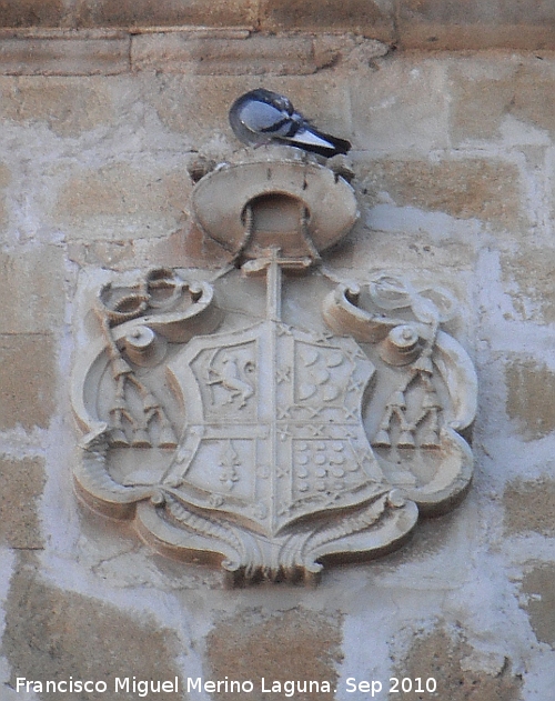 Iglesia de San Pedro Apstol - Iglesia de San Pedro Apstol. Escudo de la capilla izquierda