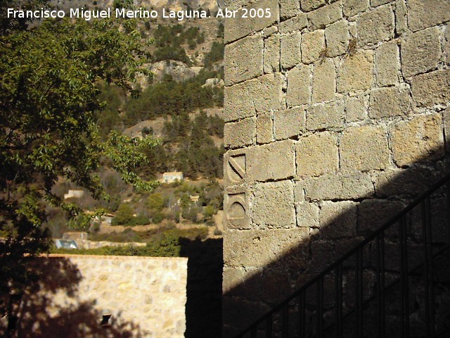 Castillo de la Yedra - Castillo de la Yedra. Escudos esquineros de la Torre del Homenaje