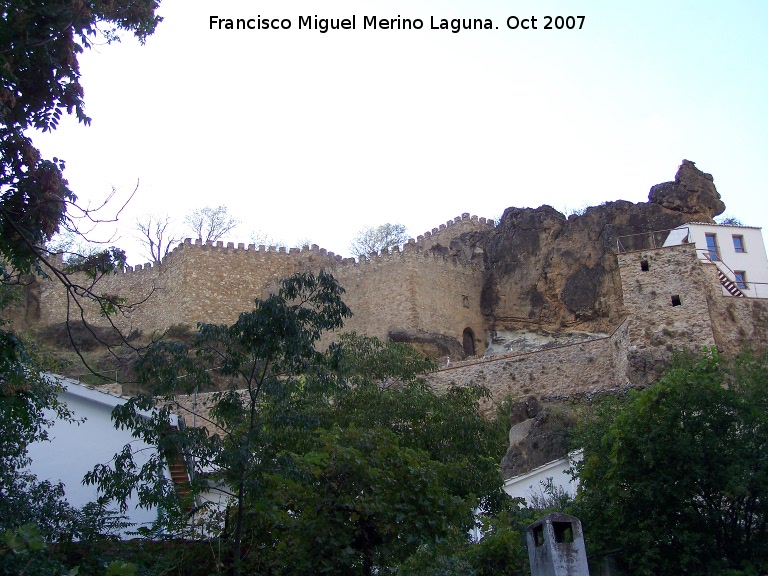 Castillo de la Yedra - Castillo de la Yedra. Las murallas superiores pertenecen al segundo recinto y se puede apreciar la puerta de entrada, las inferiores pertenecen al tercer recinto