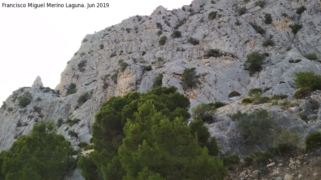 Las Pedreras - Las Pedreras. Pared rocosa que salvan las Escaleras rabes