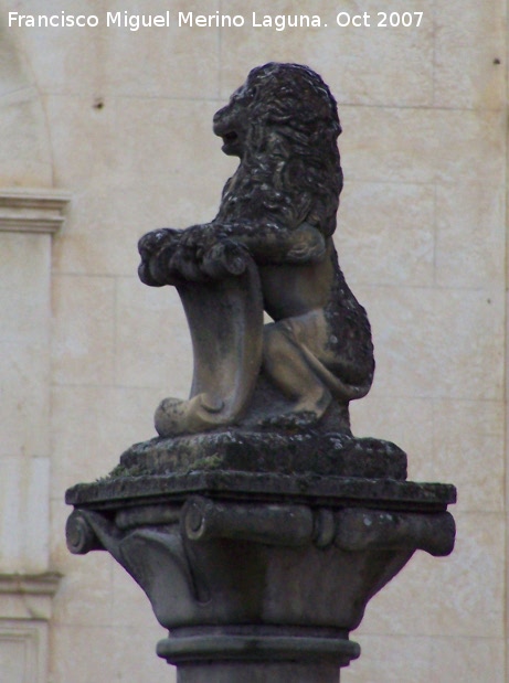 Palacio de las Cadenas - Palacio de las Cadenas. Len derecho