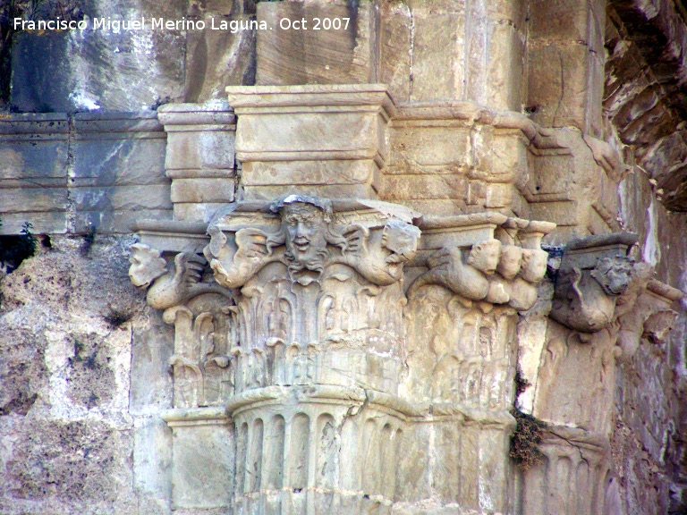 Iglesia de Santa Mara - Iglesia de Santa Mara. Capiteles de la izquierda del Altar Mayor