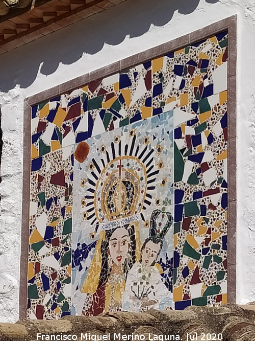Ermita de la Virgen de la Cabeza - Ermita de la Virgen de la Cabeza. Mosaico de la Virgen sobre el tejado del porche