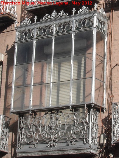 Edificio de la Calle Bernab Soriano n 10 - Edificio de la Calle Bernab Soriano n 10. Balcn cerrado