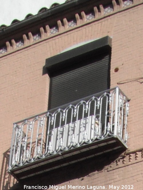 Edificio de la Calle Bernab Soriano n 10 - Edificio de la Calle Bernab Soriano n 10. Balcn del piso superior, alero y decoracin del ladrillo visto