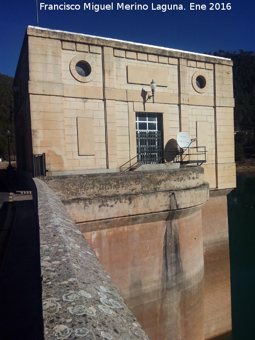 Pantano del Tranco - Pantano del Tranco. Caseta de la presa