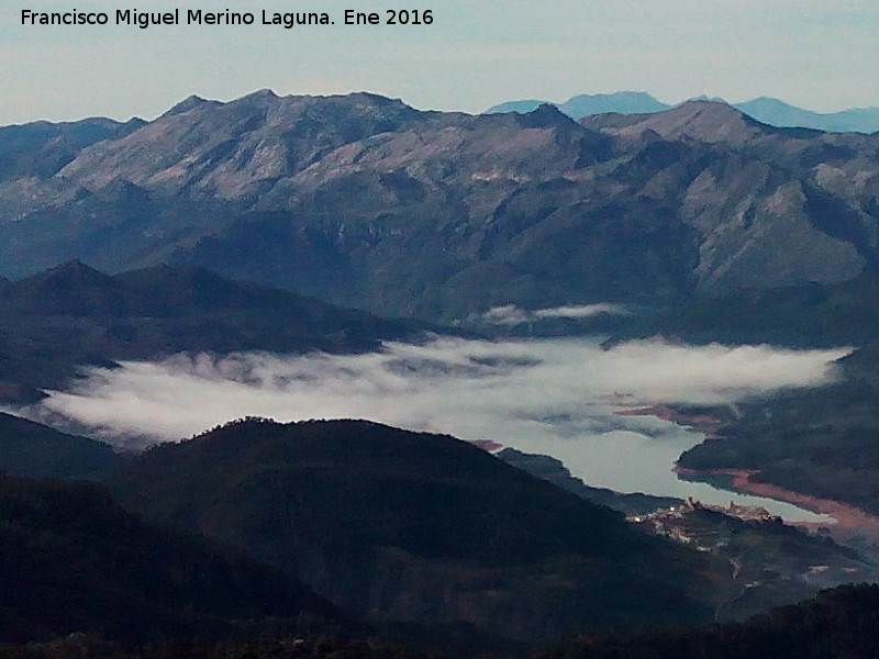 Pantano del Tranco - Pantano del Tranco. Desde el Yelmo con niebla