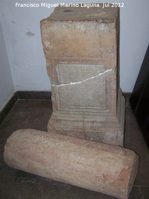 Yacimiento romano La Camila - Yacimiento romano La Camila. Pedestal romano