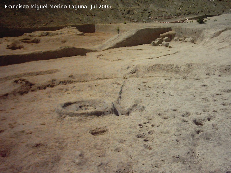 Marroques Bajos - Marroques Bajos. Desde la cabaa grande con su hogar en el centro se ve su cabaa pequea y su construccin circular a su derecha del quinto anillo