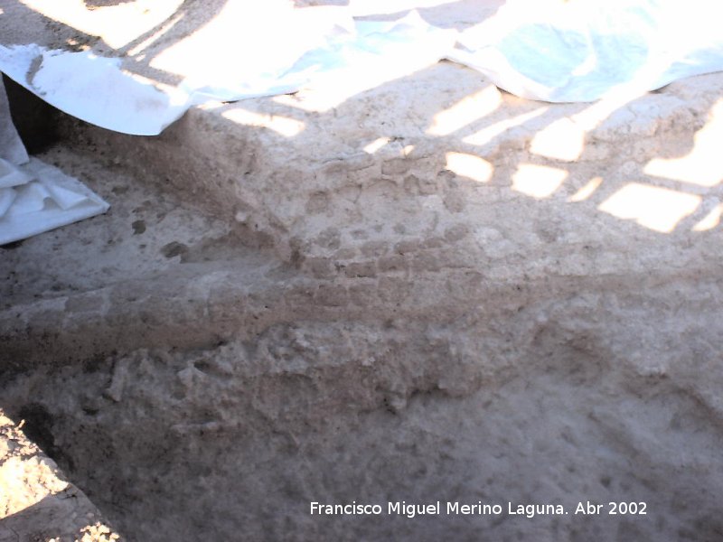 Marroques Bajos - Marroques Bajos. Detalle de formaciones de muros en el canal del quinto anillo a la altura del CEIP Cndido Nogales y parte est excavado en la roca