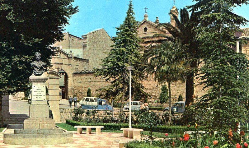 Monumento a Bernardo Lpez - Monumento a Bernardo Lpez. Fotografa antigua de cuando estaba en la Alameda