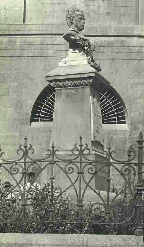 Monumento a Bernardo Lpez - Monumento a Bernardo Lpez. 1913 cuando estaba ubicado detrs del Sagrario