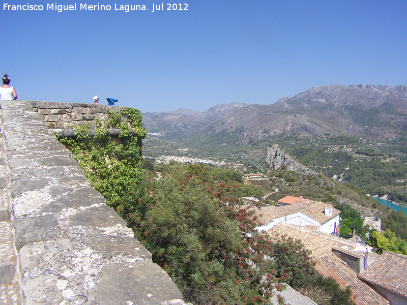 Muralla de Guadalest - Muralla de Guadalest. Torren circular y al fondo el Castillo de Benimantell