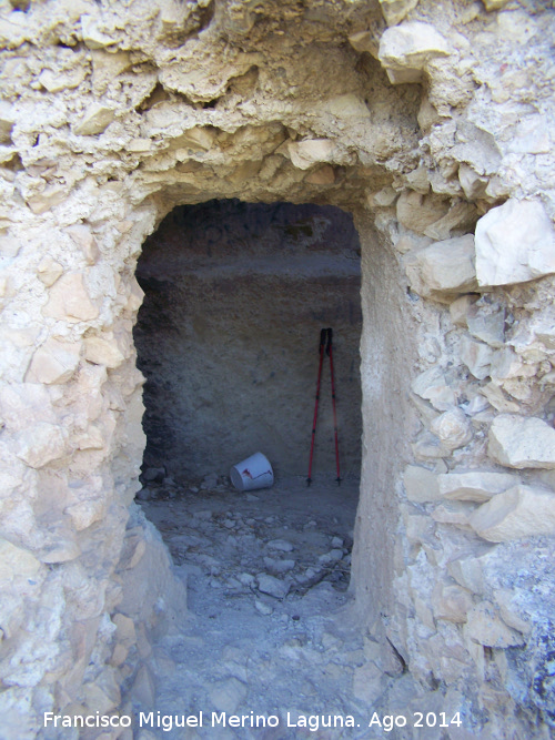 Castillo del Zumbel - Castillo del Zumbel. Puerta abierta al aljibe por el ermitao