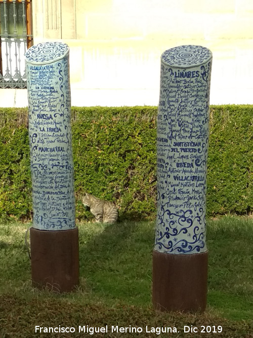 Palacio de la Diputacin - Palacio de la Diputacin. Escultura con los nombres de jiennenses muertos en los campos de concentracin