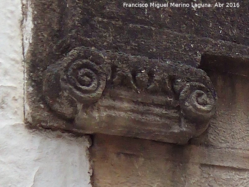 Casa de la Calle Ventanas Bajas de San Lorenzo n 8 - Casa de la Calle Ventanas Bajas de San Lorenzo n 8. Capitel izquierdo