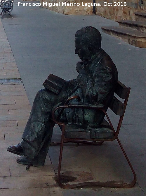 Estatua a Antonio Machado - Estatua a Antonio Machado. 