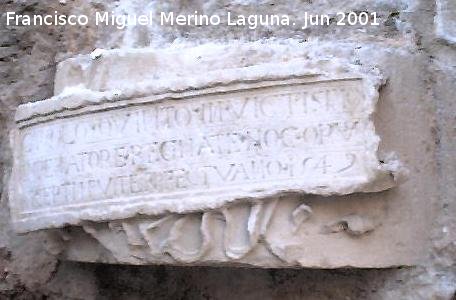 Fuente Imperial de las Bernardas - Fuente Imperial de las Bernardas. Inscripcin a la izquierda del escudo procedente de las Antiguas Carniceras de la Plaza de San Francisco