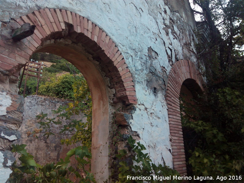 Ermita de Jabalcuz - Ermita de Jabalcuz. Ventana izquierda y portada