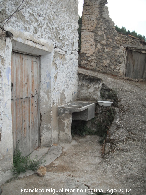 Aldea Morrin - Aldea Morrin. Con las pilas y la palancana en la puerta