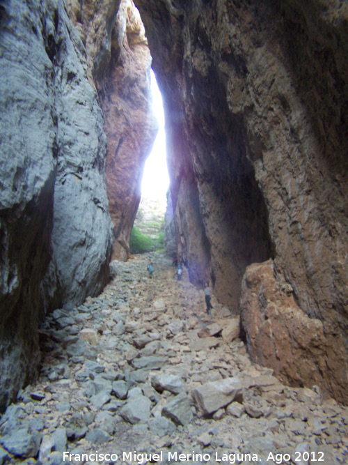 Paso de la Silleta - Paso de la Silleta. En esta foto se pueden apreciar las dimensiones por las personas