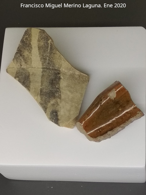 Palacio ibero del Cerro de la Merced - Palacio ibero del Cerro de la Merced. Cer�mica medieval isl�mica de �poca emiral, incluyendo, un fragmento vidriado de candil de piquera. Exposic�on Museo Ibero Ja�n