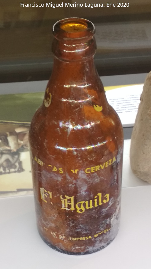 Palacio ibero del Cerro de la Merced - Palacio ibero del Cerro de la Merced. Botell�n de El �guila de los expoliadores del siglo XX. Exposici�n en el Museo Ibero de Ja�n