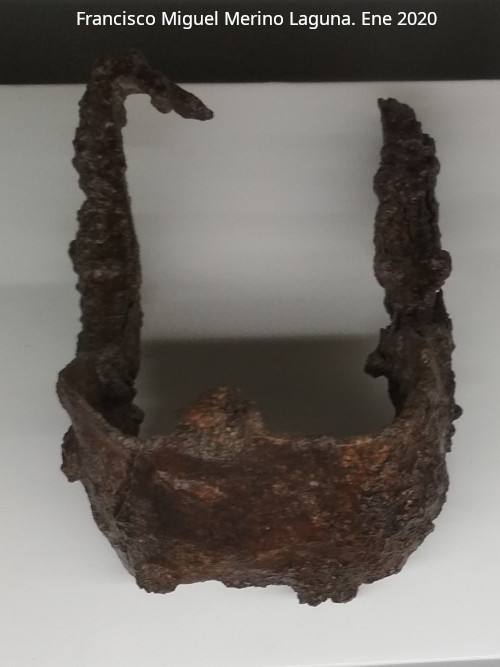 Palacio ibero del Cerro de la Merced - Palacio ibero del Cerro de la Merced. Pieza de agarre del gozne de una puerta. Exposici�n en el Museo Ibero de Ja�n