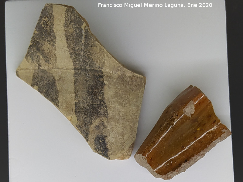 Palacio ibero del Cerro de la Merced - Palacio ibero del Cerro de la Merced. Cer�mica medieval isl�mica de �poca emiral, incluyendo, un fragmento vidriado de candil de piquera. Exposic�on Museo Ibero Ja�n