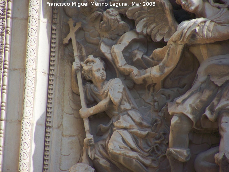 Catedral de Jan. Fachada - Catedral de Jan. Fachada. ngel ayudando a San Miguel con una lanza a modo de Cruz