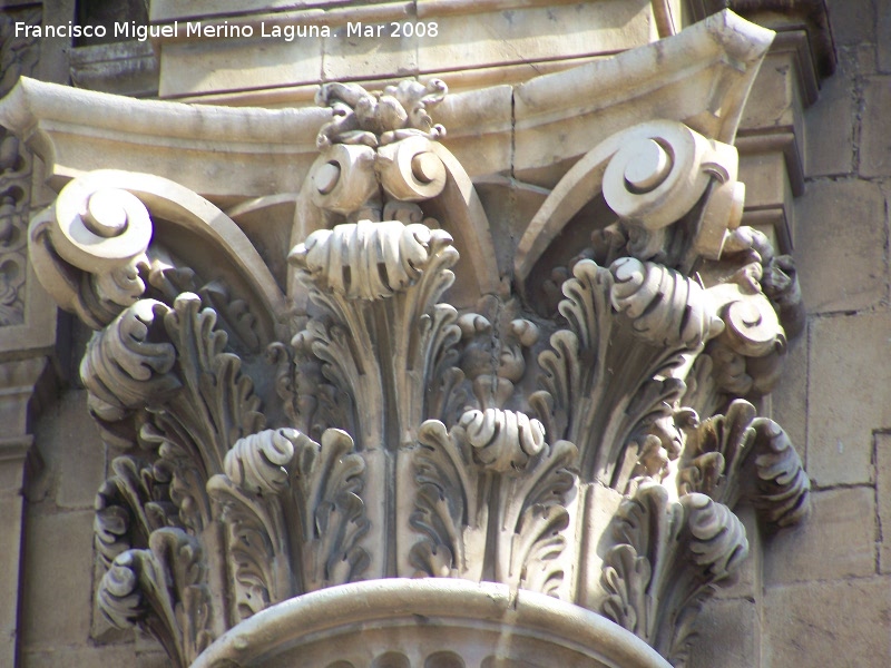 Catedral de Jan. Fachada - Catedral de Jan. Fachada. Capitel de las columnas de la fachada