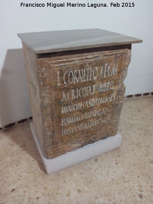 Cstulo. Necrpolis de los Patos - Cstulo. Necrpolis de los Patos. Pedestal con inscripcin siglo II. Museo Arqueolgico de Linares