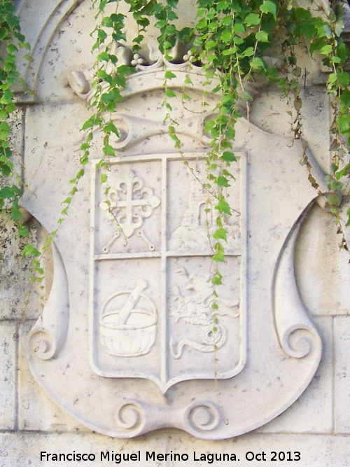 Fuente de la Plaza Fuente Nueva - Fuente de la Plaza Fuente Nueva. Escudo de Martos